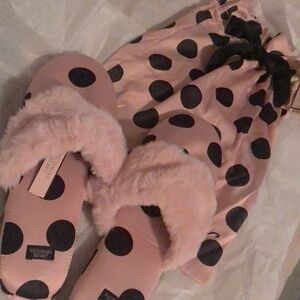 NWT Victoria’s Secret Satin feel Slippers with drawstring bag.  Size medium.